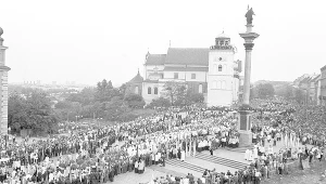 Pogrzeb kardynała Stefana Wyszyńskiego. Kondukt mija plac Zamkowy, zmierzając w kierunku katedry św. Jana
