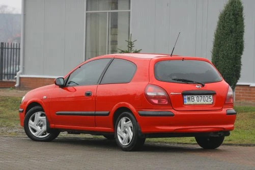 Znikomy popyt na kompakty z jedną parą drzwi.