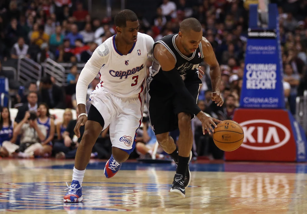 Patty Mills (z prawej) kontra Chris Paul z Los Angeles Clippers