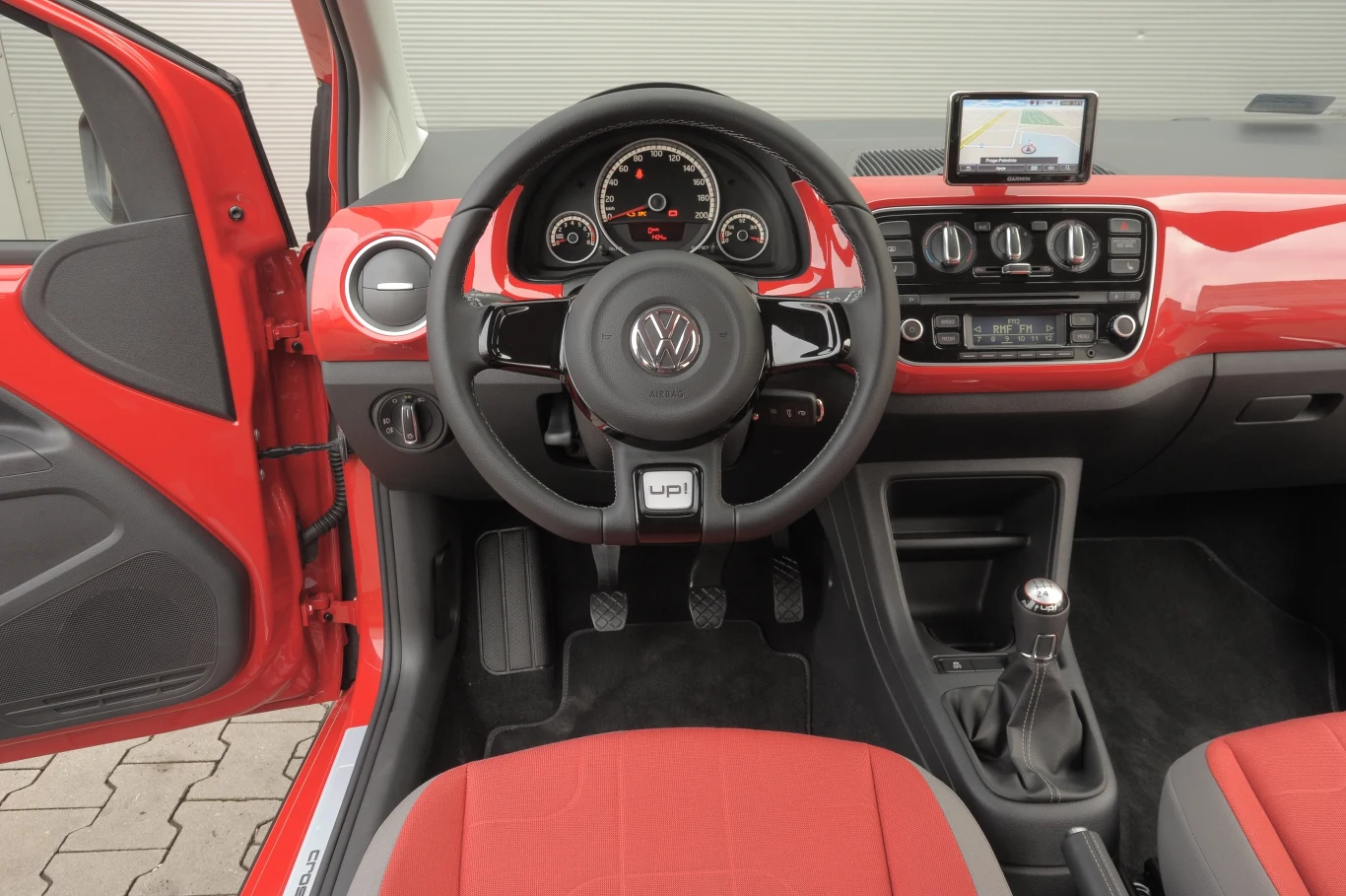 Lakierowane elementy nadają wnętrzu sympatyczny, trochę retro styl. Wieniec kierownicy jest dosyć duży i cienki, co nie każdemu się spodoba.