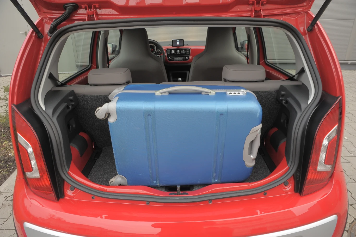 Recepta na taki ładunek? Usunięcie górnej podłogi w 2-poziomowym bagażniku.