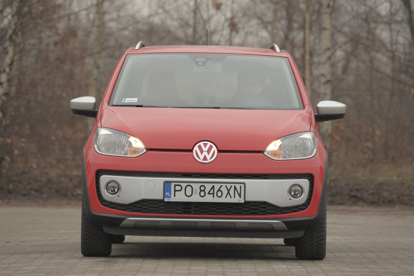 Tylko w Crossie: srebrne lusterka, zmodyfikowany zderzak i „osłona” podwozia.