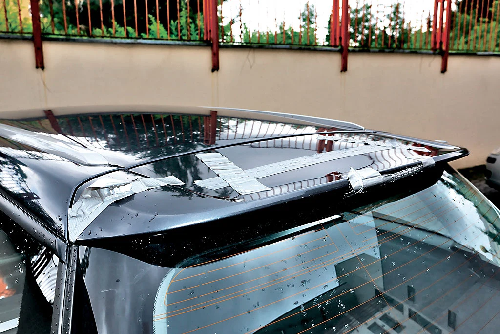 Klejony spoiler w kombi? Nic dziwnego – nagminnie pękają w myjniach automatycznych. Klejony spoiler w kombi? Nic dziwnego – nagminnie pękają w myjniach automatycznych.