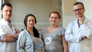 Prof. Mirosław Wielgoś (P) i dr Przemysław Kosiński (L) wraz z pacjentkami