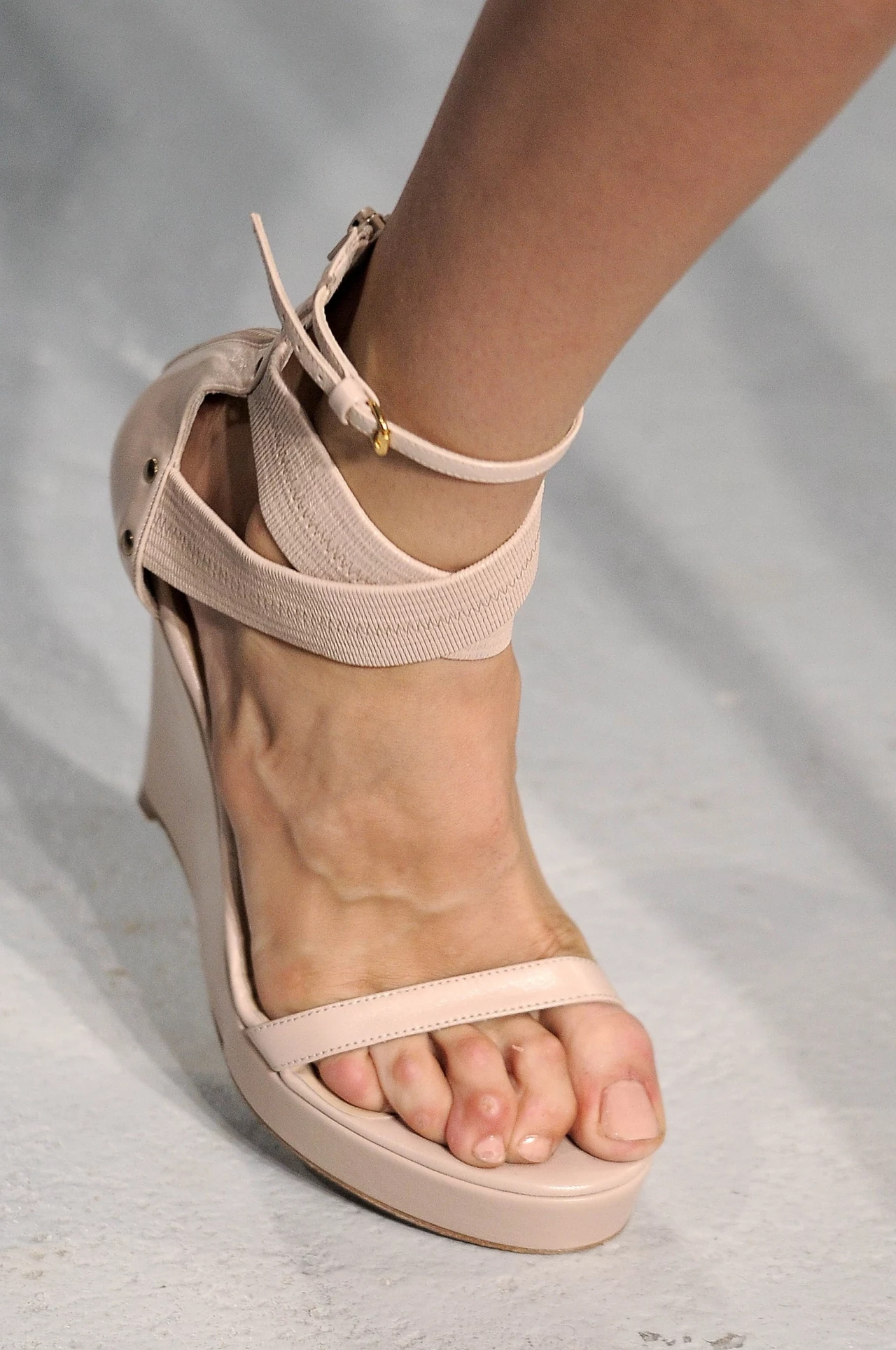 Te buty zdecydowanie nie są dopasowane do stopy modelki Te buty zdecydowanie nie są dopasowane do stopy modelki