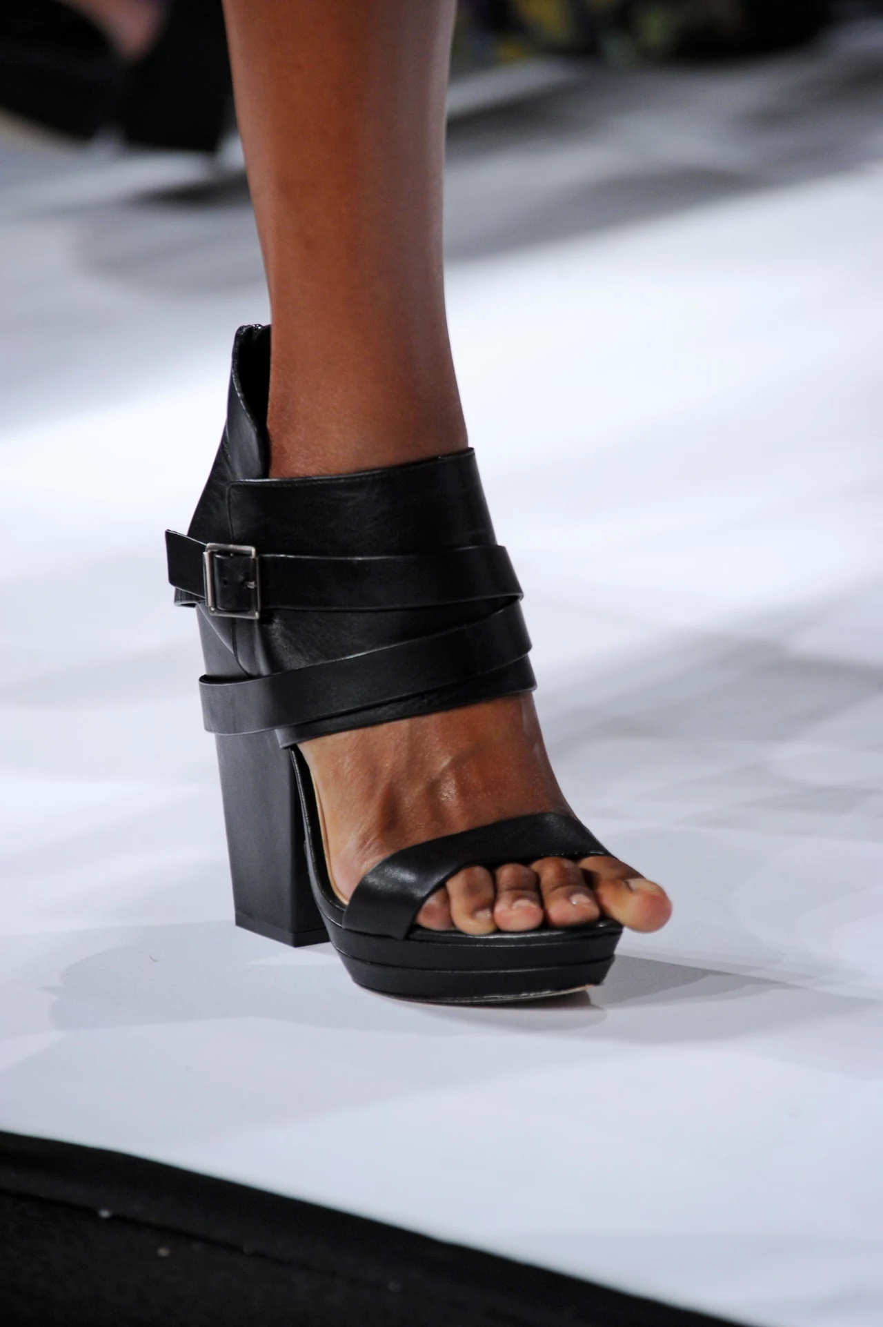 Te buty zdecydowanie nie są dopasowane do stopy modelki Te buty zdecydowanie nie są dopasowane do stopy modelki