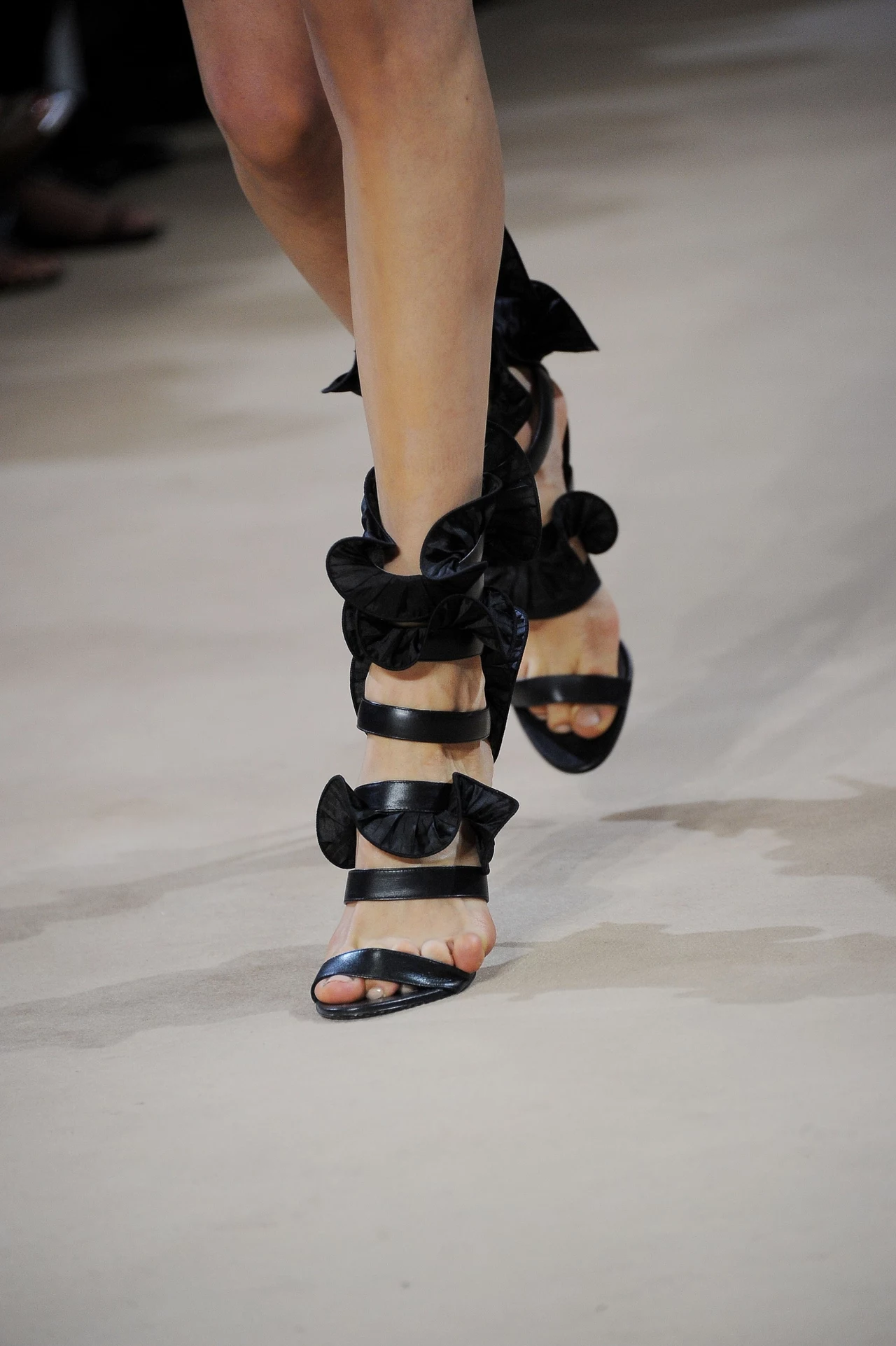 Te buty zdecydowanie nie są dopasowane do stopy modelki Te buty zdecydowanie nie są dopasowane do stopy modelki