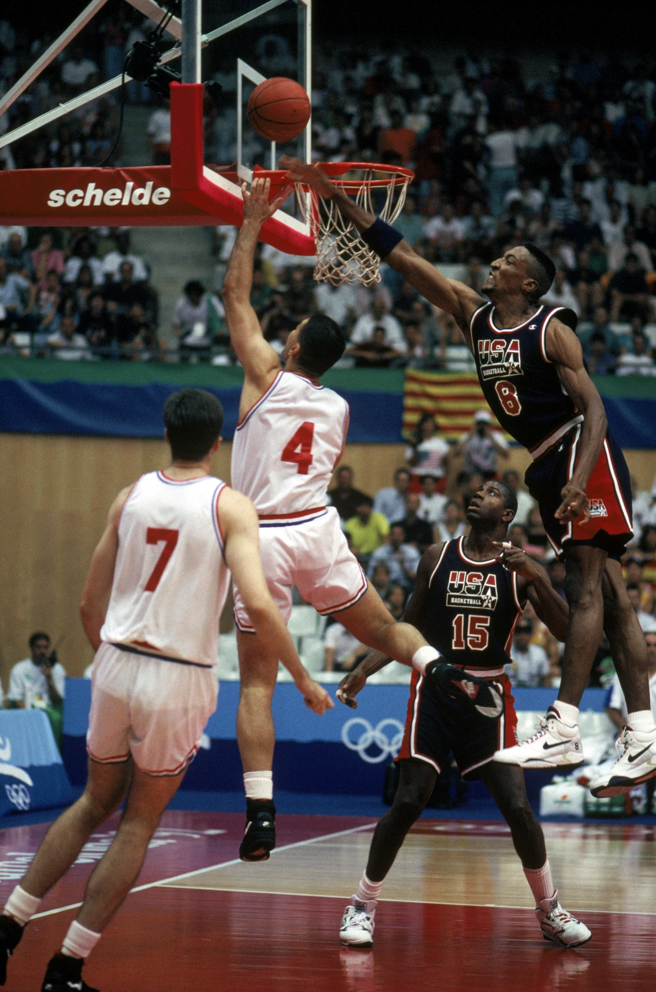 Scottie Pippen blokuje Chorwata Drażena Petrovicia Scottie Pippen blokuje Chorwata Drażena Petrovicia