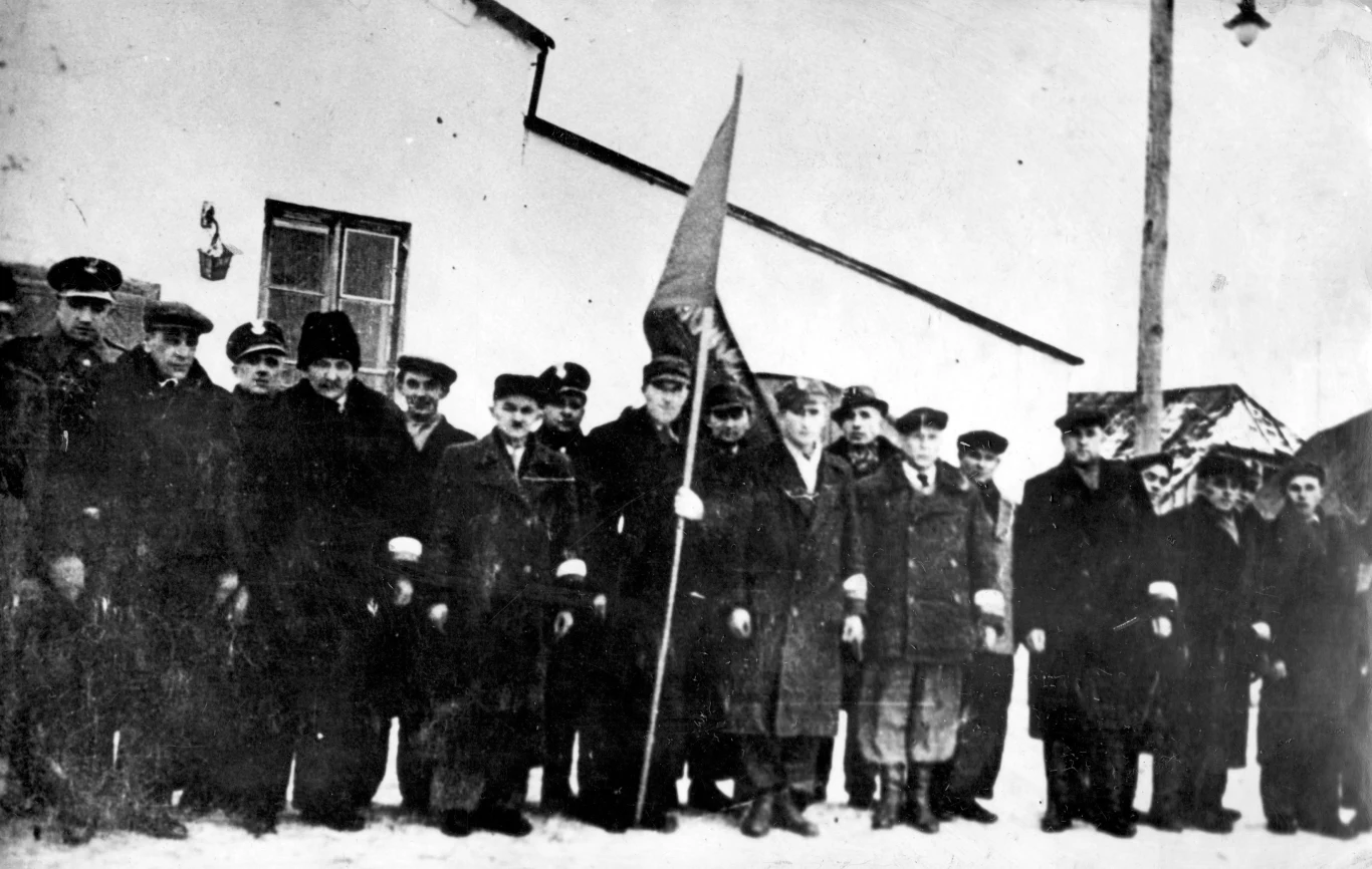 Funkcjonariusze MO i ORMO. Fotografia z tablicy ściennej w budynku Urzędu Bezpieczeństwa w Radomsku, 1947
