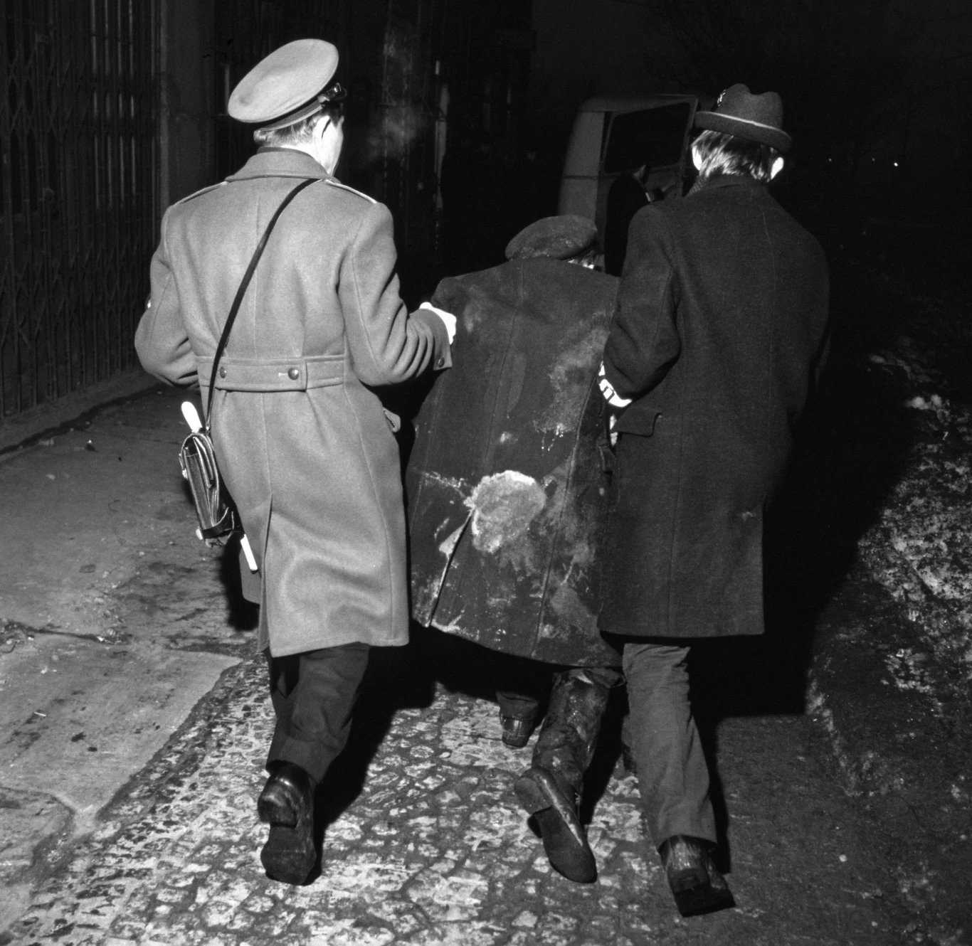 Warszawa, marzec 1970 r.; ORMO - akcja Wola. Likwidowania melin i pijaństwa na ulicach
