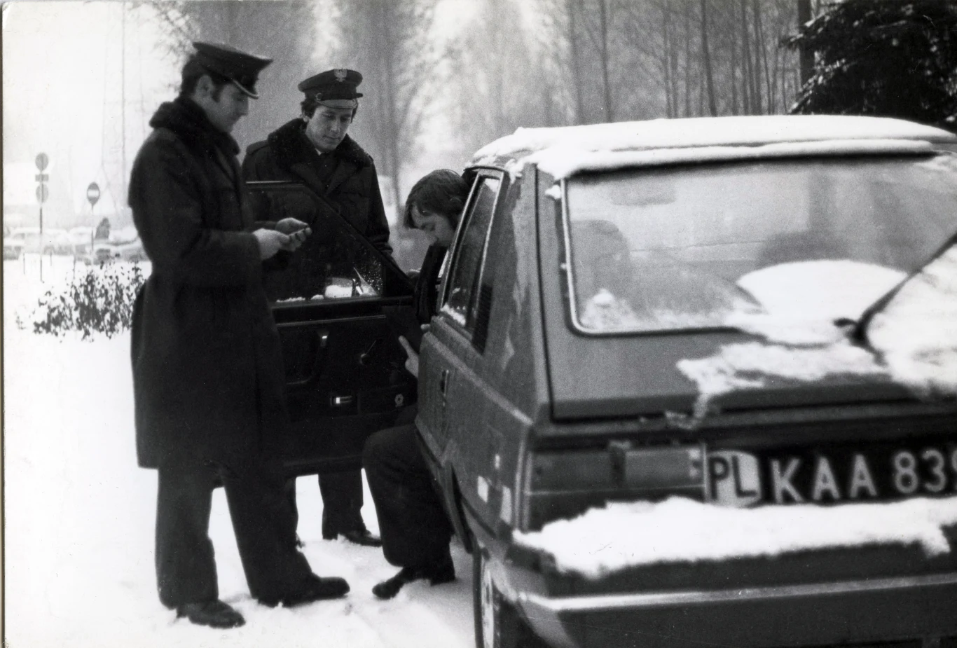 Lata 70.; patrol ORMO kontroluje kierowcę