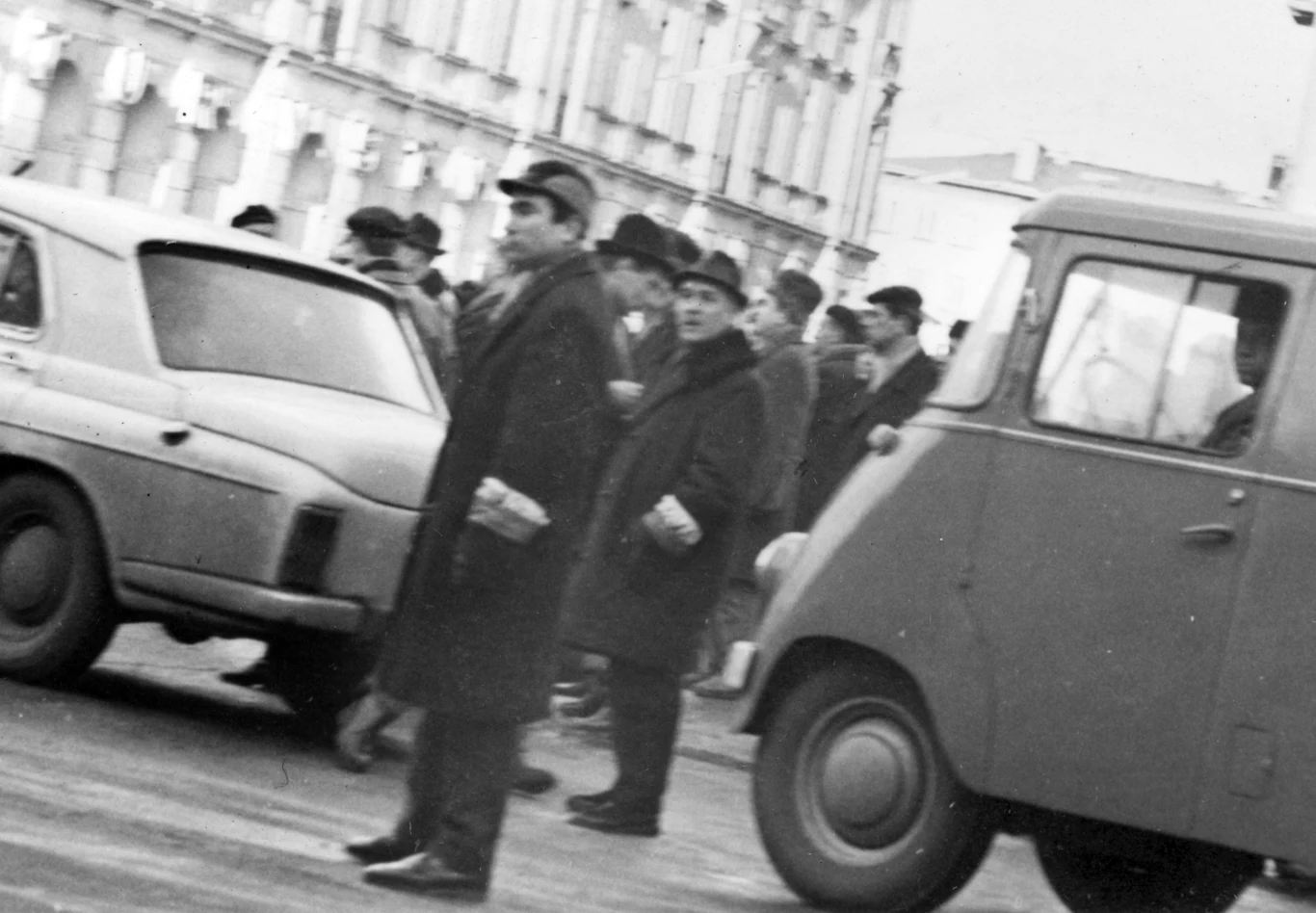 Warszawa, 08.03.1968. Wydarzenia marcowe - akcja pacyfikacyjna funkcjonariuszy ZOMO i ORMO wobec uczestników wiecu studenckiego na terenie Uniwersytetu Warszawskiego