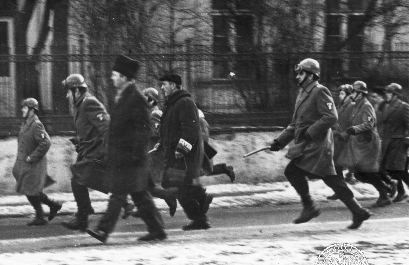 Warszawa, 08.03.1968. Wydarzenia marcowe - akcja pacyfikacyjna funkcjonariuszy ZOMO i ORMO wobec uczestników wiecu studenckiego na terenie Uniwersytetu Warszawskiego