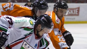Hokeista GKS Tychy Josef Vitek (L) walczy o krążek z Richardem Kralem (z tyłu) i Mateuszem Danielukiem (P) z JKH GKS Jastrzębie 