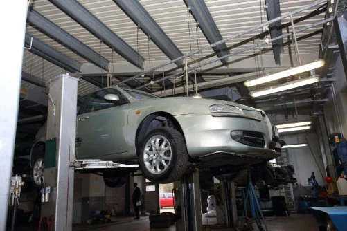 „Rdzewieje, niech pan zobaczy” – mechanik pokazywał kolejne miejsca pokryte brązowym nalotem. Tyle że wszystkie znajdowały się tam, gdzie Alfa była naprawiana blacharsko w wyniku kolizji. Kluczowe elementy nadwozia trzymają się znacznie lepiej niż w równoletnich „156”. W bardzo dobrym stanie jest także układ wydechowy. Nie wykryto żadnych wycieków oleju ani nadmiernych zapoceń w układzie napędowym. Niesławne górne wahacze z przodu mają już pewien luz, ale jeszcze nie jest on dyskwalifikujący. Do tylnego zawieszenia i hamulców nie zgłoszono żadnych zastrzeżeń. „Rdzewieje, niech pan zobaczy” – mechanik pokazywał kolejne miejsca pokryte brązowym nalotem. Tyle że wszystkie znajdowały się tam, gdzie Alfa była naprawiana blacharsko w wyniku kolizji. Kluczowe elementy nadwozia trzymają się znacznie lepiej niż w równoletnich „156”. W bardzo dobrym stanie jest także układ wydechowy. Nie wykryto żadnych wycieków oleju ani nadmiernych zapoceń w układzie napędowym. Niesławne górne wahacze z przodu mają już pewien luz, ale jeszcze nie jest on dyskwalifikujący. Do tylnego zawieszenia i hamulców nie zgłoszono żadnych zastrzeżeń.