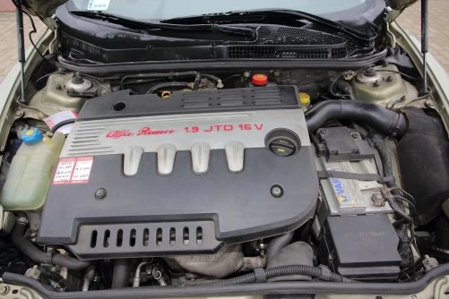 Szesnastozaworowy 1.9 JTD ma wielofazowy wtrysk common rail, ale nie wyposażono go w filtr cząstek stałych. Szesnastozaworowy 1.9 JTD ma wielofazowy wtrysk common rail, ale nie wyposażono go w filtr cząstek stałych.