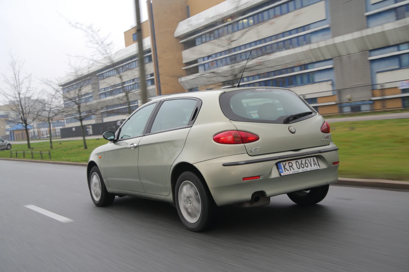 "Przez lata użytkowania różnych modeli Alfy spotykałem się z wieloma nieprawdziwymi opiniami na ich temat. „147” nie jest autem wadliwym, tylko delikatnym." "Przez lata użytkowania różnych modeli Alfy spotykałem się z wieloma nieprawdziwymi opiniami na ich temat. „147” nie jest autem wadliwym, tylko delikatnym."