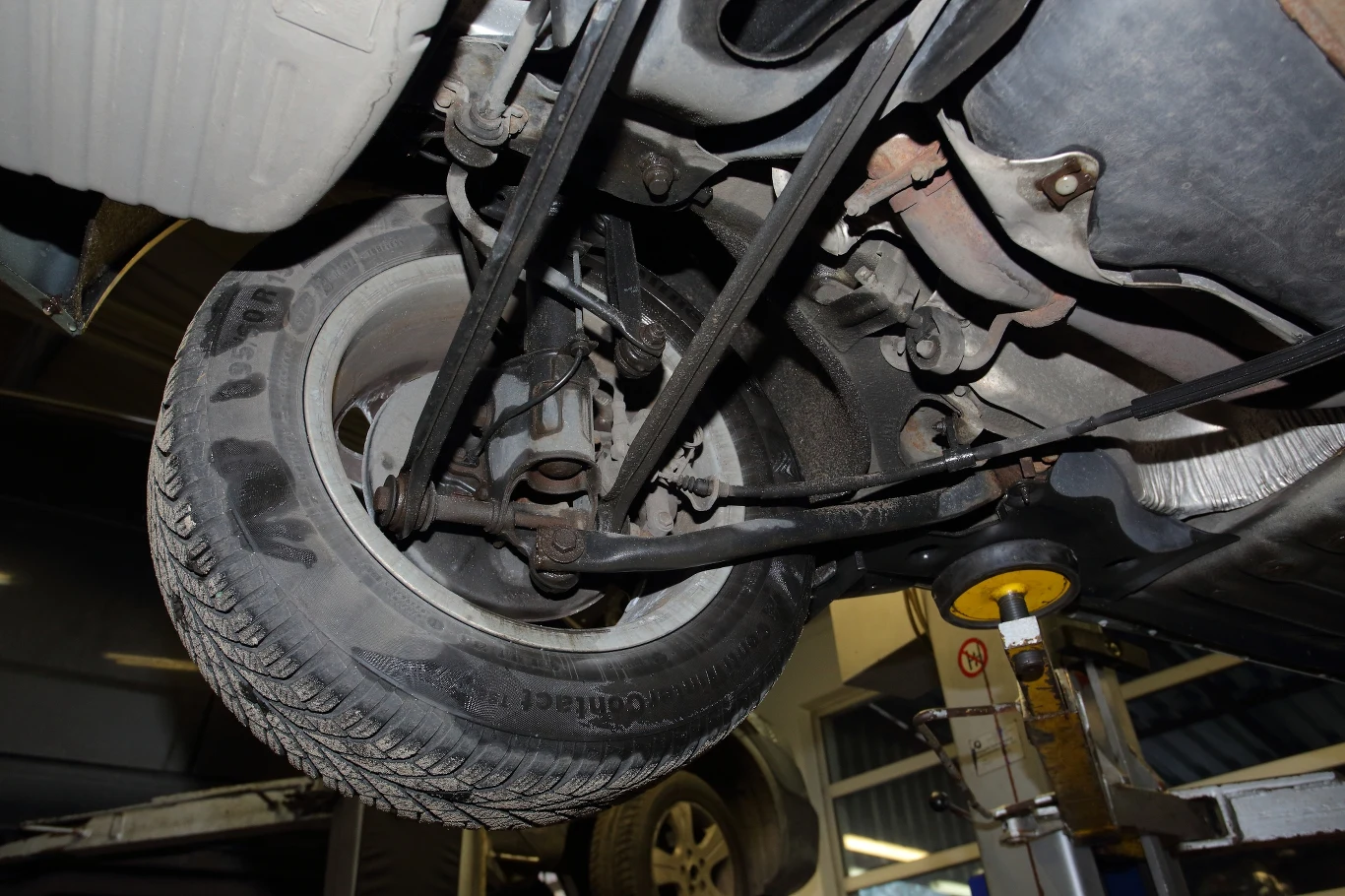 Zawieszenie tylne ma też wielowahaczową konstrukcję, ale znacznie trwalszą niż ta z przodu. Zawieszenie tylne ma też wielowahaczową konstrukcję, ale znacznie trwalszą niż ta z przodu.