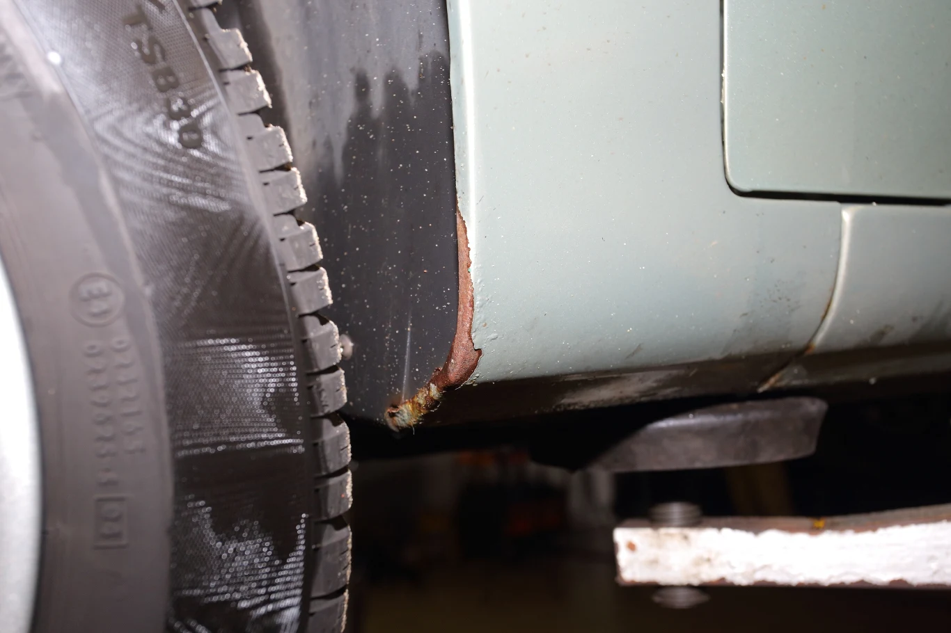 Ślady naprawy blacharskiej – fachowcy średnio przyłożyli się do pracy, próg zdążył już zardzewieć, a lakier odpada. Ślady naprawy blacharskiej – fachowcy średnio przyłożyli się do pracy, próg zdążył już zardzewieć, a lakier odpada.