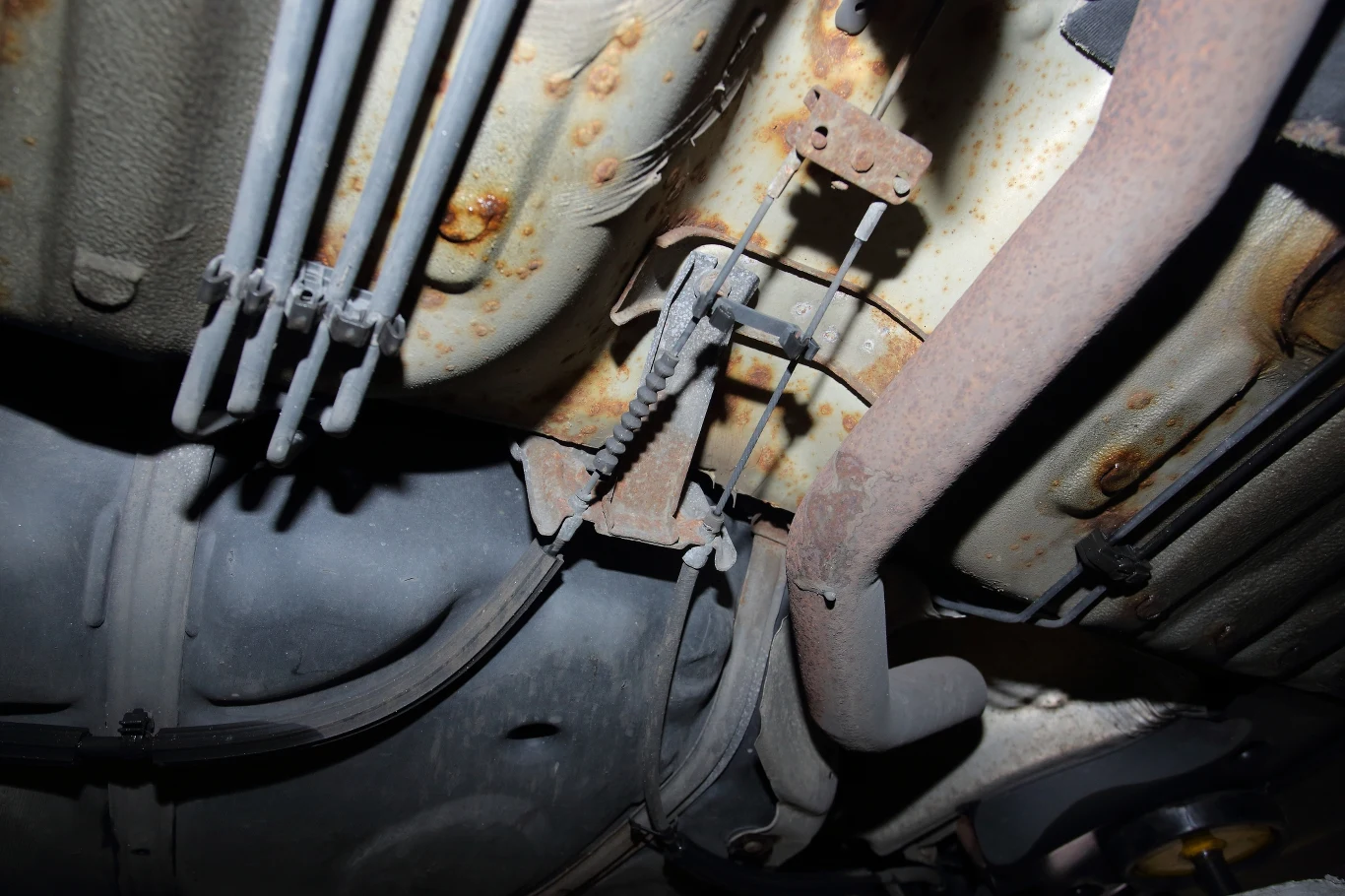 Rdza na podłodze ma na razie charakter drobnych ognisk, jednak ogólny poziom zabezpieczenia nie zasługuje na plusa. Rdza na podłodze ma na razie charakter drobnych ognisk, jednak ogólny poziom zabezpieczenia nie zasługuje na plusa.