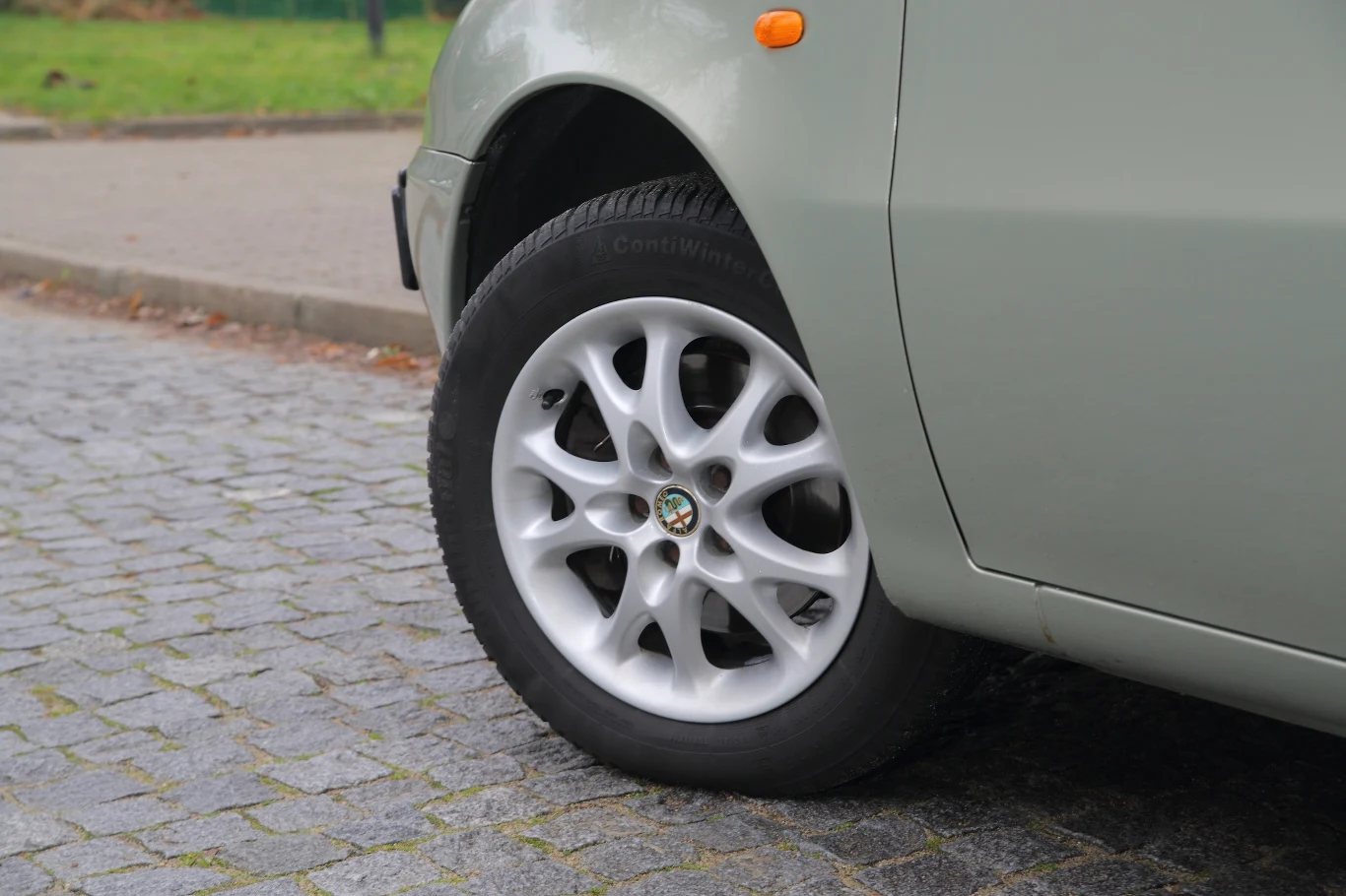 Słaby skręt i niskie zawieszenie sprawiają, że parkowanie tym niewielkim przecież autem wymaga dużej ostrożności. Słaby skręt i niskie zawieszenie sprawiają, że parkowanie tym niewielkim przecież autem wymaga dużej ostrożności.