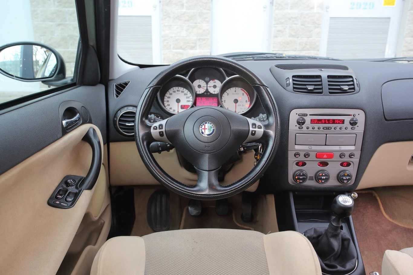 Ogólne wrażenie na temat wnętrza jest pozytywne. Samochód ma za sobą prawie 200 tys. km, a wygląda na przebieg o połowę mniejszy. Kierownica i gałka nie są prawie wcale wytarte. Ogólne wrażenie na temat wnętrza jest pozytywne. Samochód ma za sobą prawie 200 tys. km, a wygląda na przebieg o połowę mniejszy. Kierownica i gałka nie są prawie wcale wytarte.