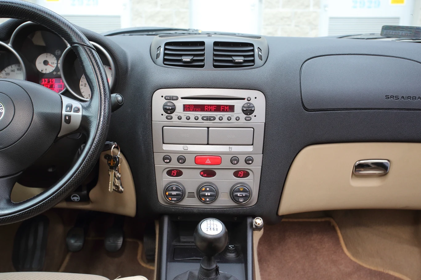 Nierównomierne działanie klimatyzacji objawia się dmuchaniem zimnego powietrza na głowę, gorącego zaś na nogi. Nierównomierne działanie klimatyzacji objawia się dmuchaniem zimnego powietrza na głowę, gorącego zaś na nogi.