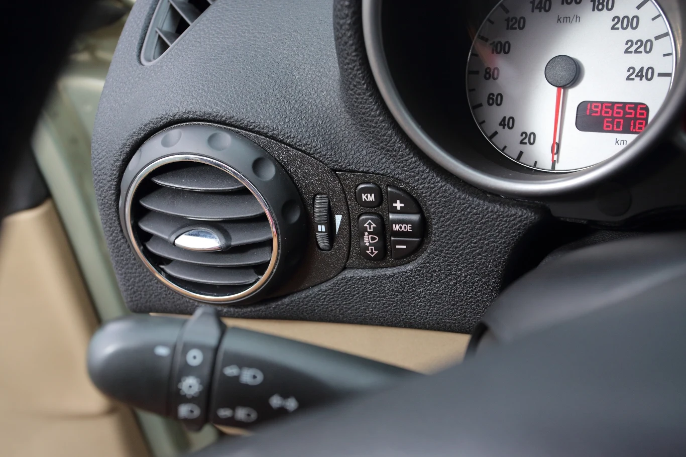 Właściciel żartuje, że wkrótce jego Alfa straci połowę wartości, bo przekroczy przebieg 200 tys. km. Właściciel żartuje, że wkrótce jego Alfa straci połowę wartości, bo przekroczy przebieg 200 tys. km.