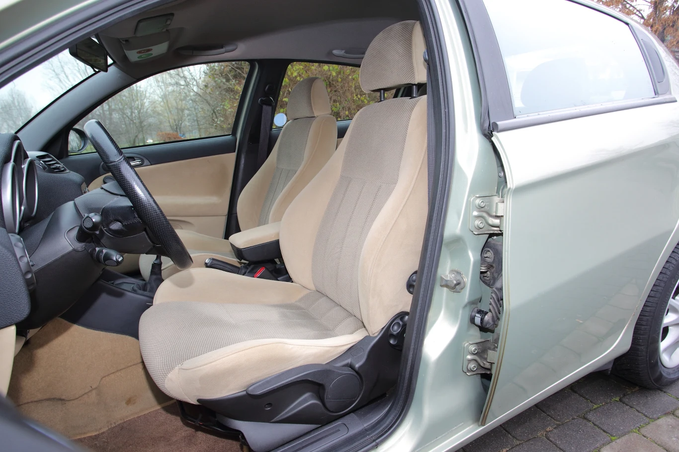 To bardzo zadbany egzemplarz. Nawet plastiki na stelażu fotela nie są porysowane. To bardzo zadbany egzemplarz. Nawet plastiki na stelażu fotela nie są porysowane.