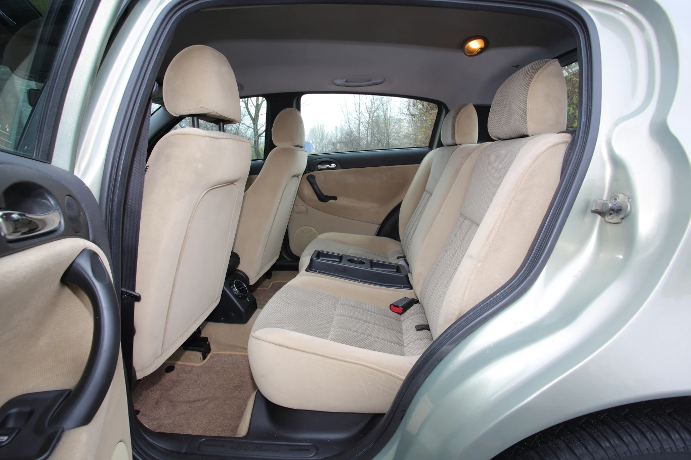 Osoby o wzroście ponad 180 cm mają mało miejsca na nogi. Trzeba jednak docenić długie siedzisko. Osoby o wzroście ponad 180 cm mają mało miejsca na nogi. Trzeba jednak docenić długie siedzisko.