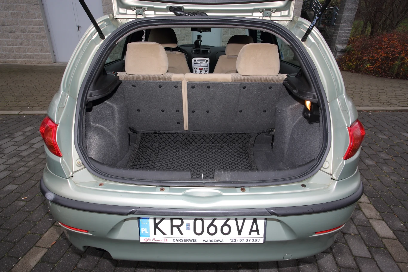 Bagażnik jest mały i mocno ograniczony nadkolami. Bagażnik jest mały i mocno ograniczony nadkolami.