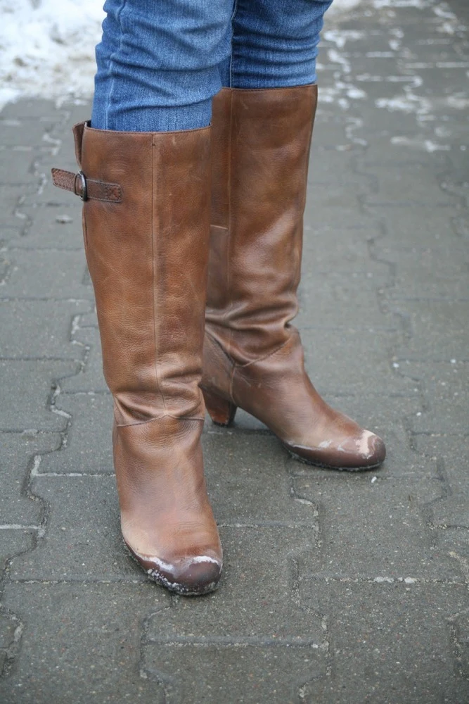 Najpierw cały but przetrzyj wilgotną szmatką. Plamy z soli usuniesz roztworem mleka z sodą oczyszczoną