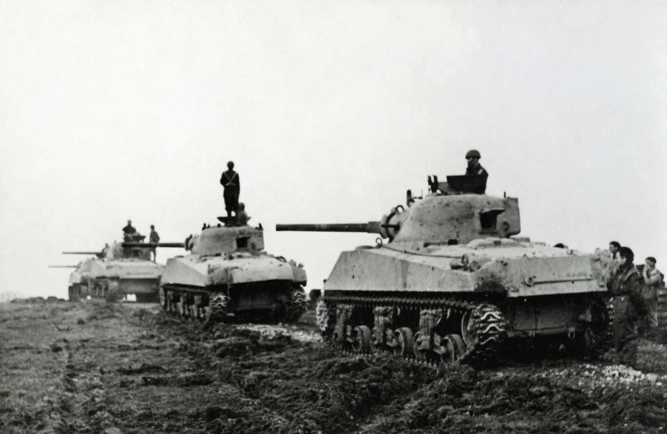 Czołgi Sherman 1. Dywizji Pancernej gen. Maczka. Nauka strzelania 