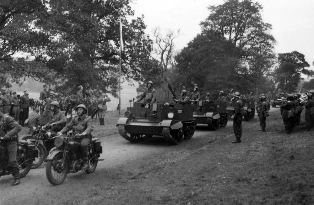 10 Pułk Strzelców Konnych 1. Dywizji Pancernej defiluje przed min. Anthony Edenem i gen. Władysławem Sikorskim, 20.09.1941