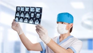 Symptomy choroby przypominają te, które wywołuje wirus polio.