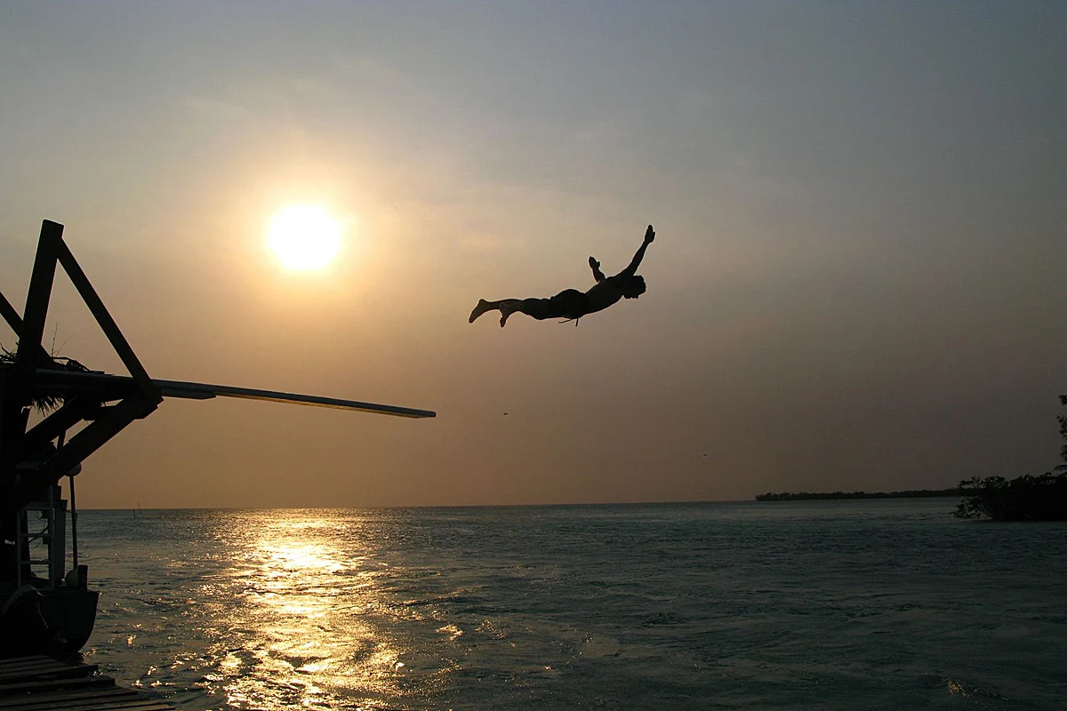 Nie bez wpływu na powszechny tu dystans do polityki i walki jest mieszanka narodowości, jakie zamieszkują Belize - w żyłach połowy obywateli płynie krew zarówno Majów, jak i Europejczyków. Co czwarty ma pochodzenie afroeuropejskie (to Kreole) Nie bez wpływu na powszechny tu dystans do polityki i walki jest mieszanka narodowości, jakie zamieszkują Belize - w żyłach połowy obywateli płynie krew zarówno Majów, jak i Europejczyków. Co czwarty ma pochodzenie afroeuropejskie (to Kreole)