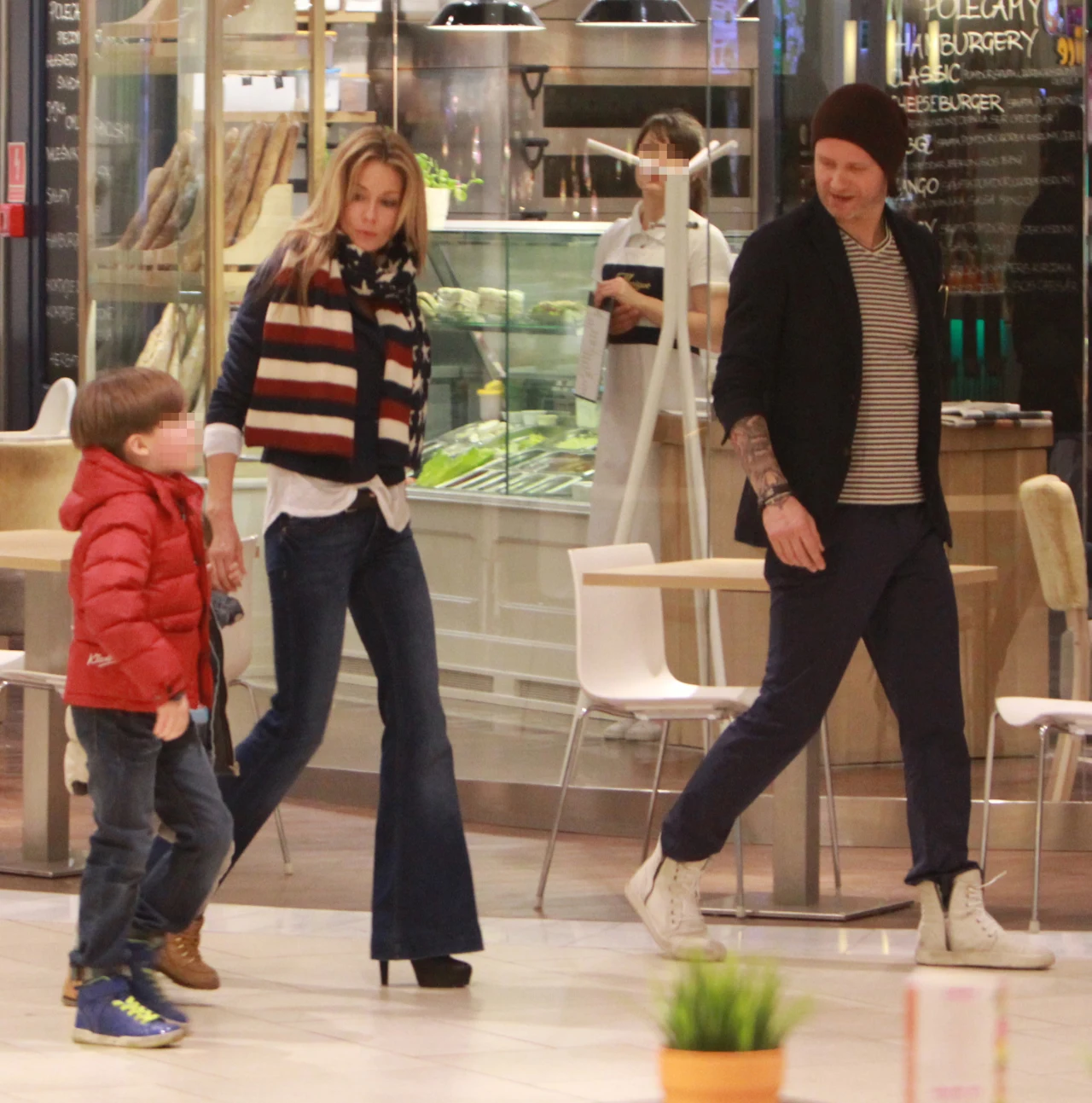 Małgorzata Rozenek i Radek Majdan już nie ukrywają swojego romansu. Perfekcyjna pani domu chętnie pojawia się z byłym Dody w centrach handlowych. Ostatnio para na zakupy zabrała również dzieci. Małgorzata Rozenek i Radek Majdan już nie ukrywają swojego romansu. Perfekcyjna pani domu chętnie pojawia się z byłym Dody w centrach handlowych. Ostatnio para na zakupy zabrała również dzieci.