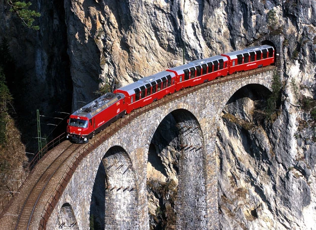Ekspres Bernina fot. Rhaetische Bahn By-line: swiss-image.ch/Peter Donatsch