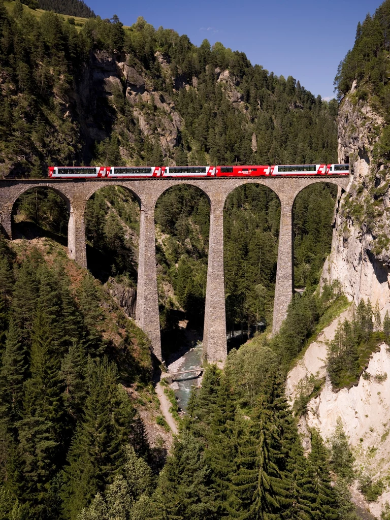 Glacier Express fot. Rhaetische Bahn By-line: swiss-image.ch/Andrea Badrutt