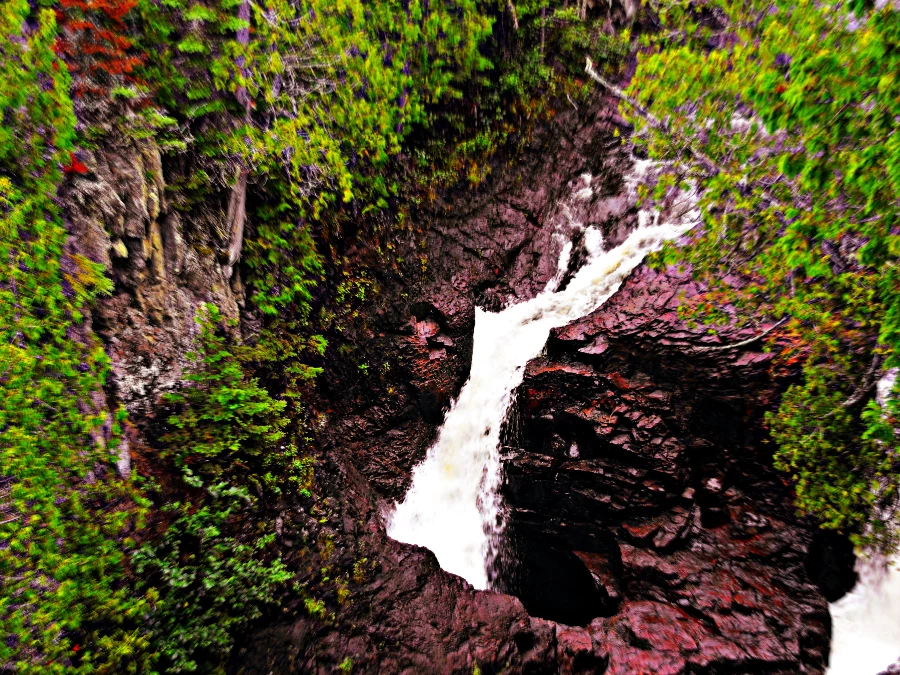 Devil's Kettle - naukowcy nie mają pojęcia dokąd prowadzi to ujście