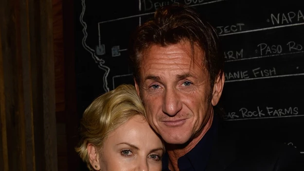 Charlize Theron i Sean Penn na imprezie, podczas której Pharrell Williams świętował swoją nominacje do Oscara