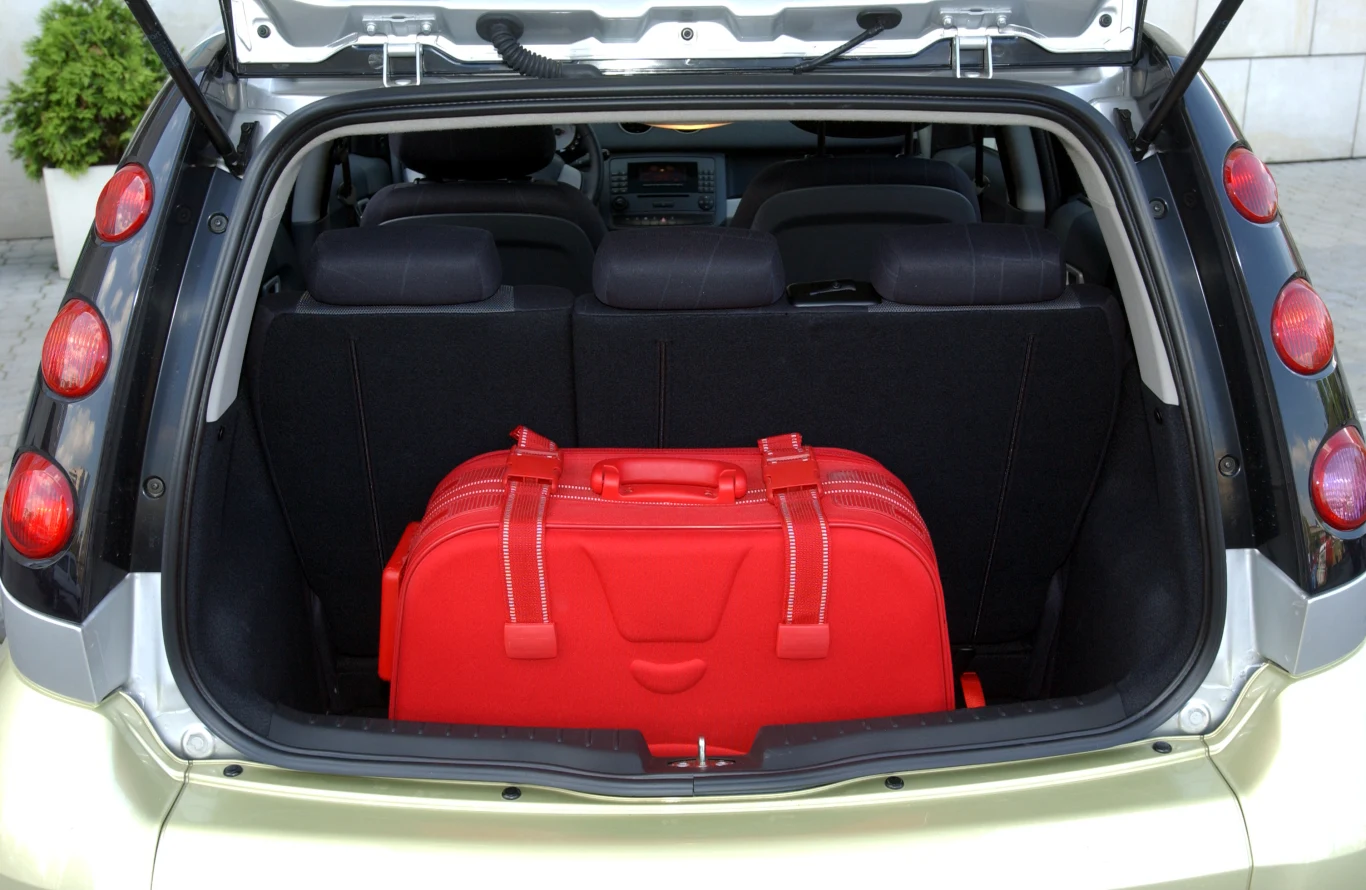 Niezbyt duży bagażnik, ale głęboki. Z tyłu znajdują się trzy zagłówki. Niezbyt duży bagażnik, ale głęboki. Z tyłu znajdują się trzy zagłówki.