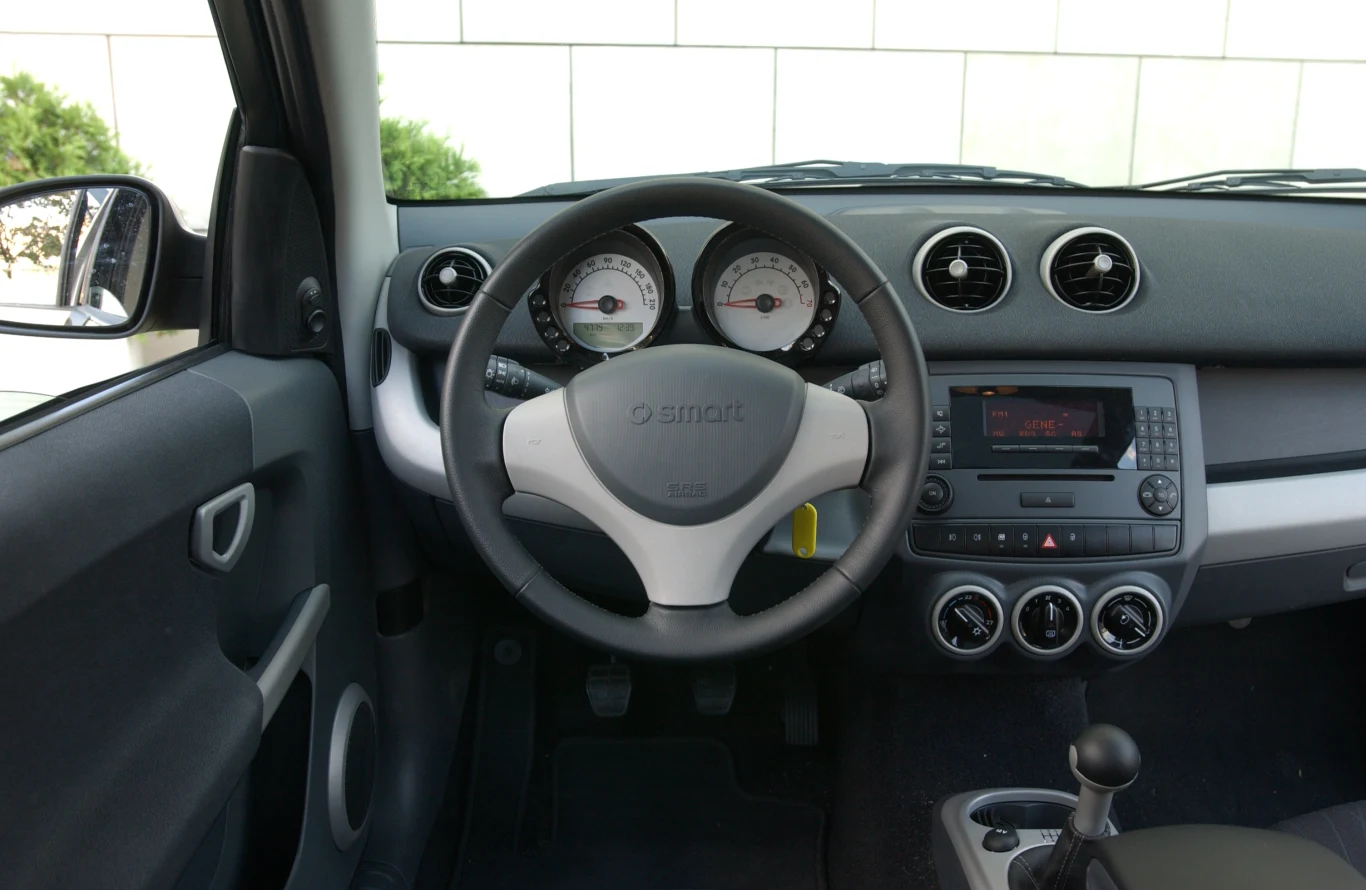 Zupełnie inne wnętrze niż w Colcie – i za sprawą oddzielnych zegarów ładniejsze. Radio przypomina te z większych modeli Mercedesa. Zupełnie inne wnętrze niż w Colcie – i za sprawą oddzielnych zegarów ładniejsze. Radio przypomina te z większych modeli Mercedesa.