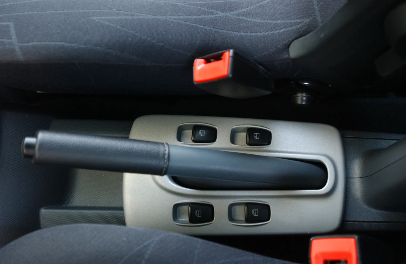 Przełączniki szyb elektrycznych między siedzeniami. Niewygodnie. Przełączniki szyb elektrycznych między siedzeniami. Niewygodnie.