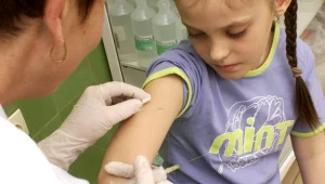 Dopiero po ok. 3 tygodniach od szczepienia organizm osiąga właściwy poziom przeciwciał.