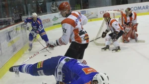 Po starciu z Jarosławem Kłysem (C) z Comarch Cracovii na taflę pada Petr Lipina (front) z Aksam Unii Oświęcim