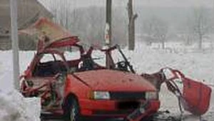 Zniszczony przez wybuch samochód, fot. Piotr Moc