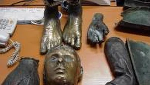 Pocięta rzeźba z grobu Kantora