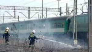 Strażacy gaszą palącą się trawę