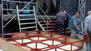 Na kobiety spadł podest pod perkusję